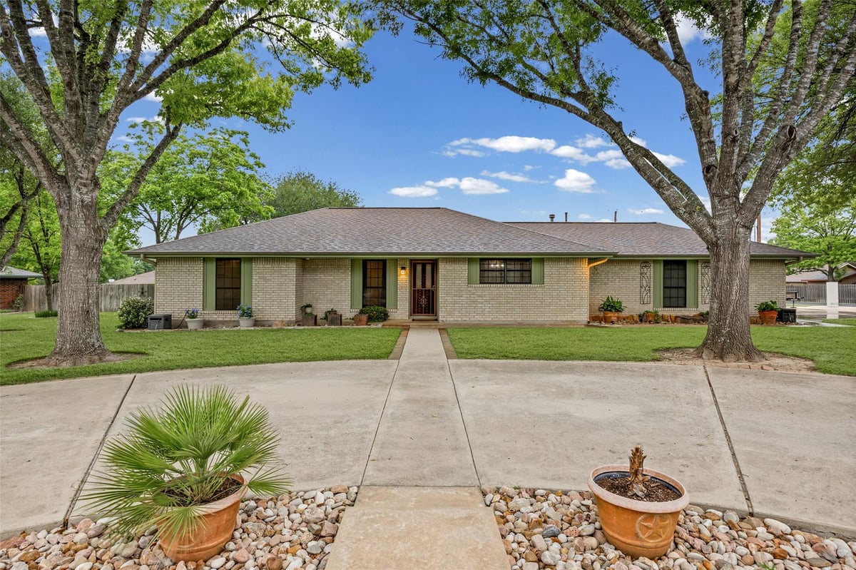 1608 Samoa - front exterior - Luxury home in Pflugerville Estates Sec 03, Pflugerville, TX