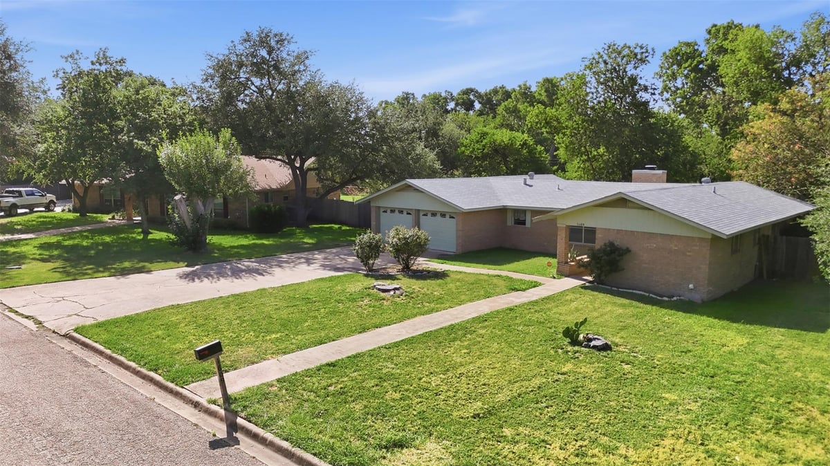 View 1609 Tammi LN in Lake Drive Unit 02 1609 Tammi LN - property photo 1 - Luxury home in Lake Drive Unit 02, Taylor, TX