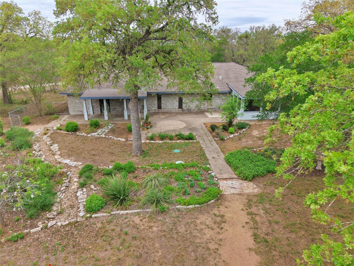 View 161 Shady Oaks Loop in Thousand Oaks 161 Shady Oaks Loop - front exterior - Luxury home in Thousand Oaks, Cedar Creek, TX