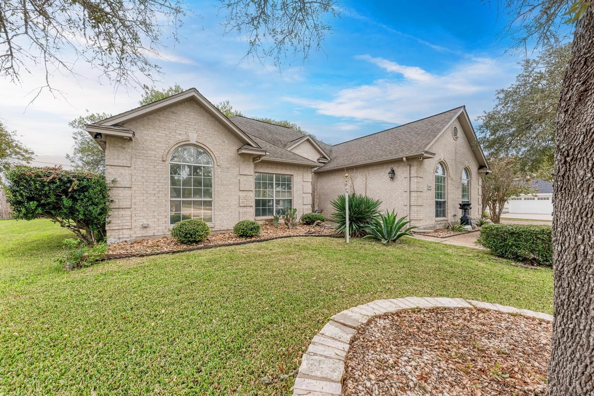 View 1610 Meadow Ln in Islas 1610 Meadow Ln - front exterior - Luxury home in Islas, Lockhart, TX