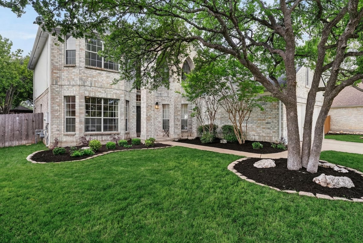 Living area at 1612 Fall Creek Dr - 5 bed 3 bath home