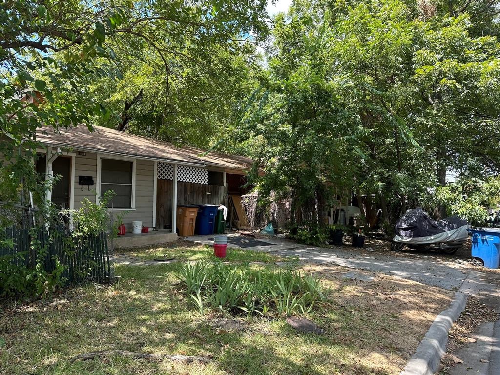 View 1612 S 2nd ST in Bouldin James E Add 1612 S 2nd ST - property photo 1 - Luxury home in Bouldin James E Add, Austin, TX