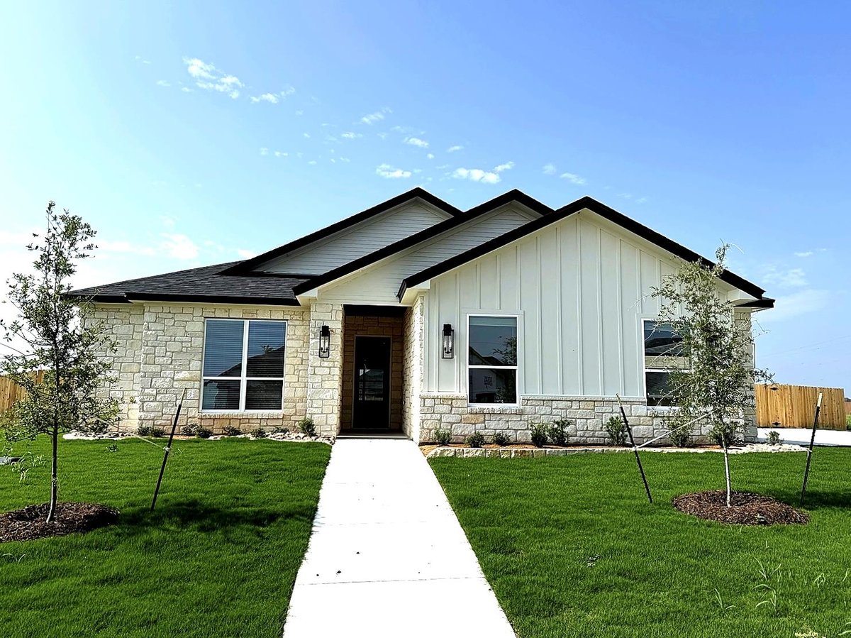 View 1614 Hunt DR in Mill Crk Mdws Ph Iii 1614 Hunt DR - property photo 1 - Luxury home in Mill Crk Mdws Ph Iii, Salado, TX
