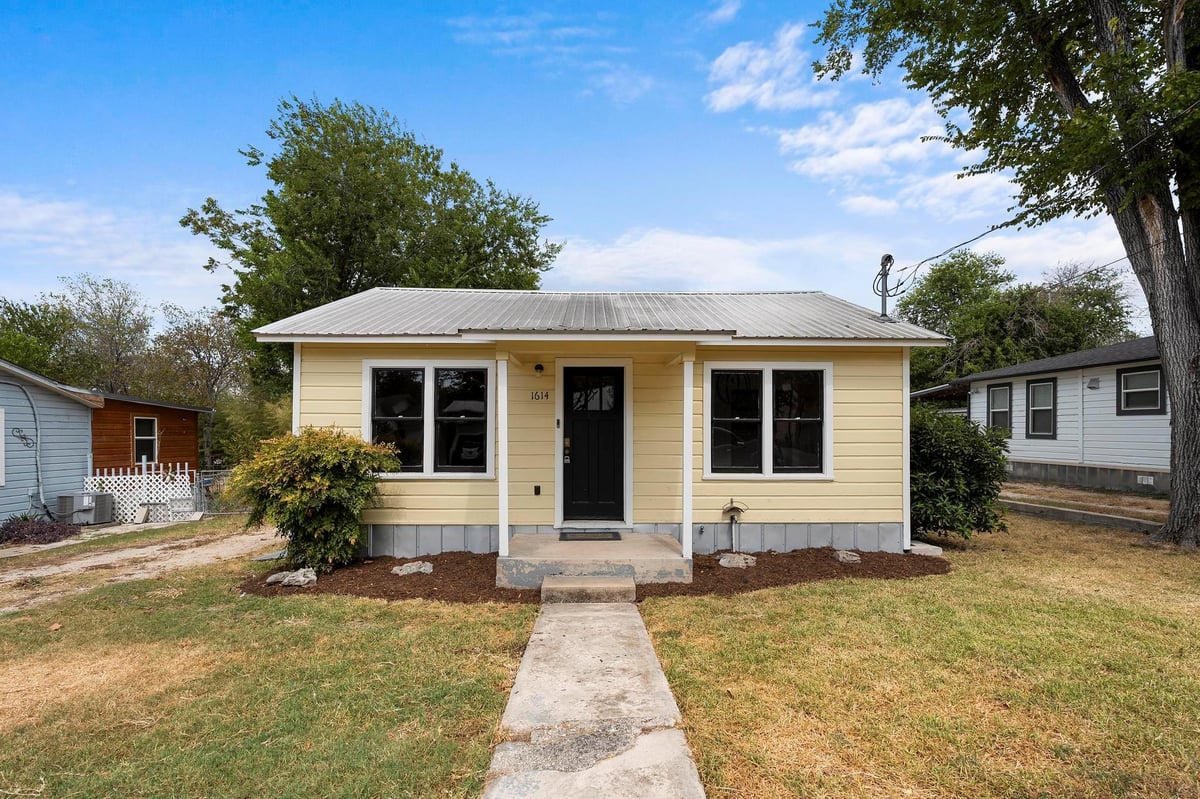 1614 N Lynn ST - property photo 1 - Luxury home in North Lynn, Taylor, TX