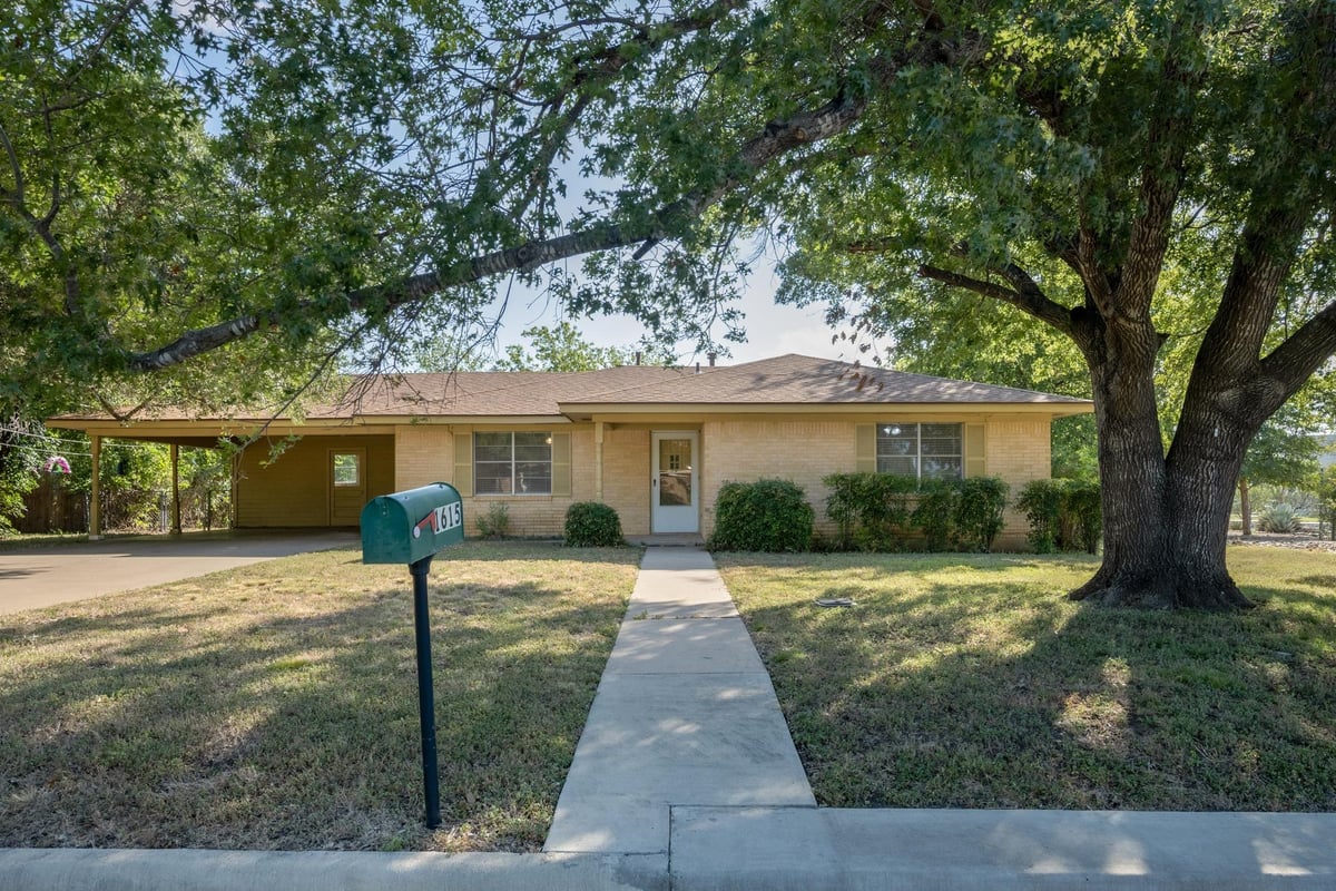 View 1615 Park LN in Gabriel Heights 1615 Park LN - property photo 1 - Luxury home in Gabriel Heights, Georgetown, TX