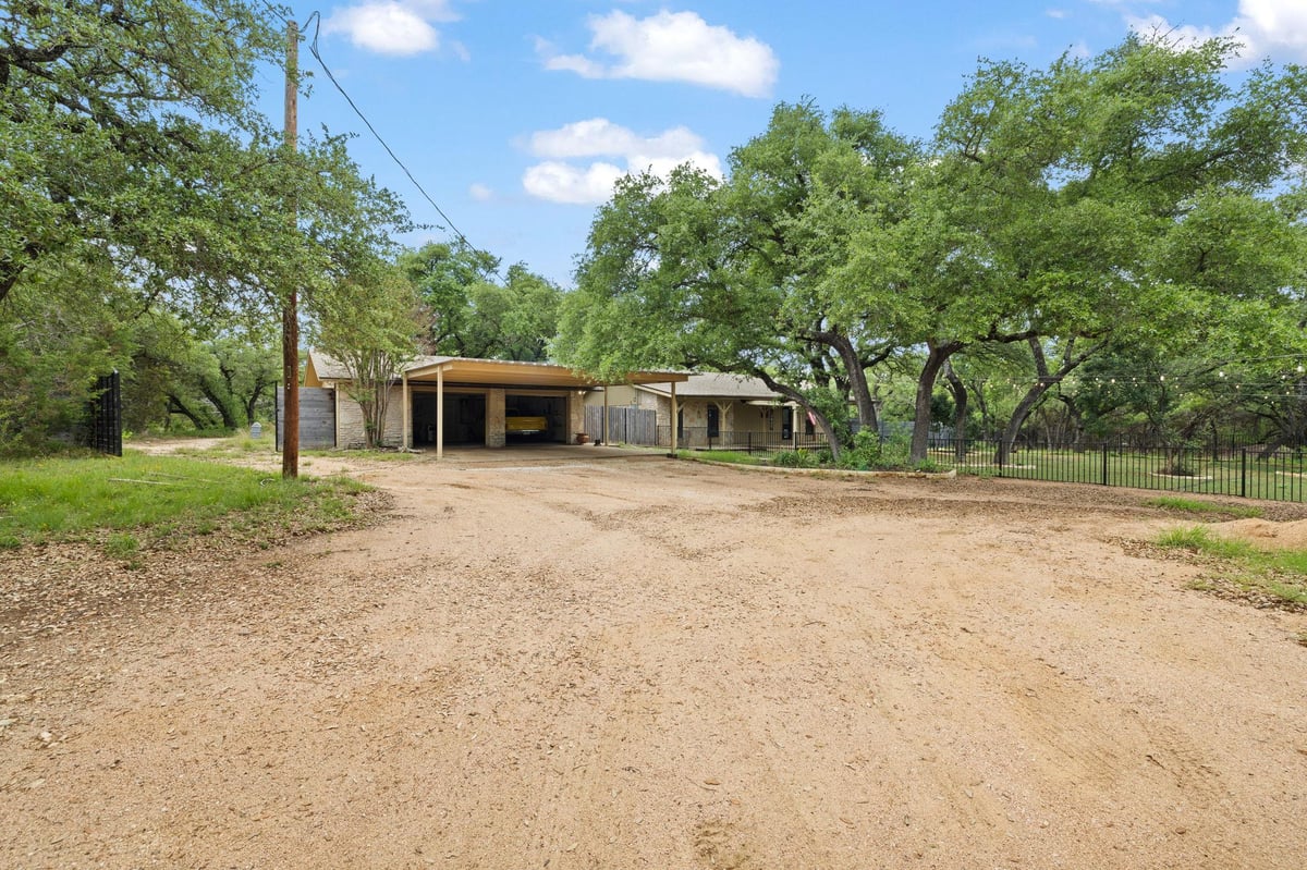 Living area at 16207 Big Oak Cir - 3 bed 2 bath home