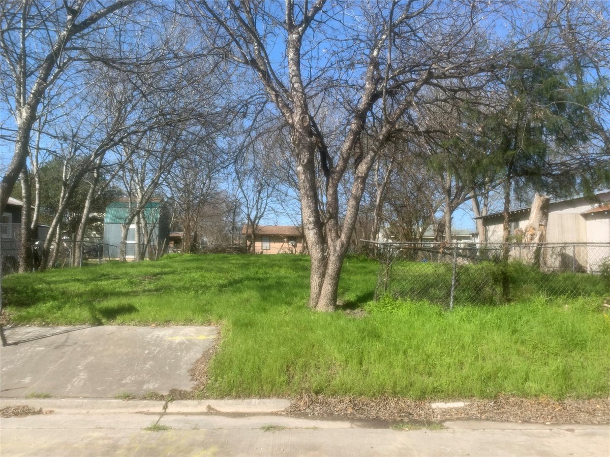 View 1622 Starcke St in Sunset 1622 Starcke St - front exterior - Luxury lot in Sunset, Seguin, TX