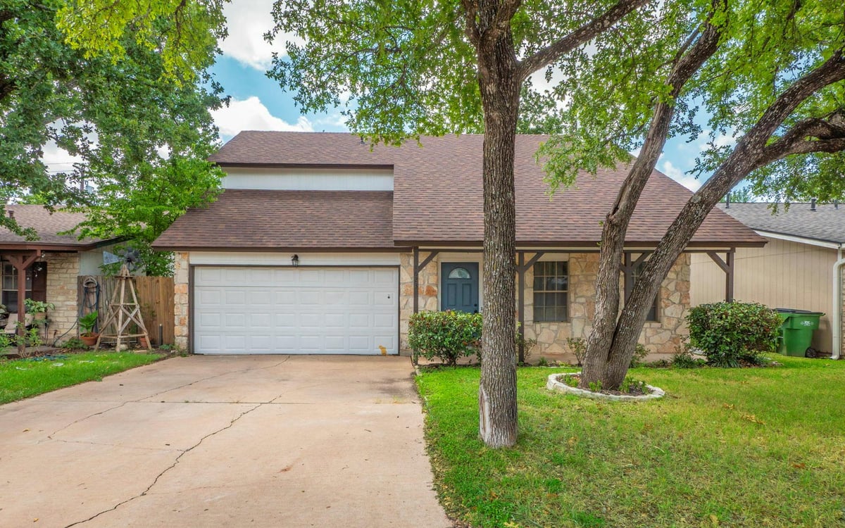 View 1623 Peachtree Valley Dr in Somerset 1623 Peachtree Valley Dr - front exterior - Luxury home in Somerset, Round Rock, TX