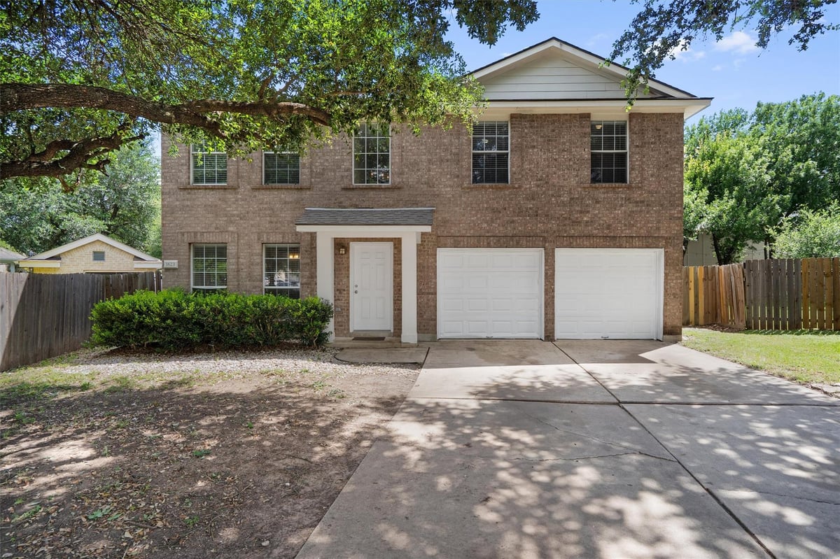 1623 War Horse LN - front exterior - Luxury home in Springbrook Centre Ph B Sec 02, Round Rock, TX