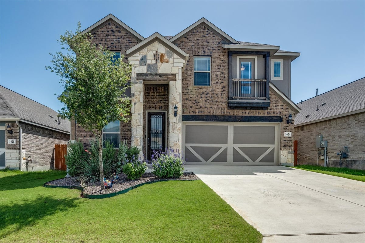 Living area at 1624 Stone House Dr - 4 bed 3 bath home
