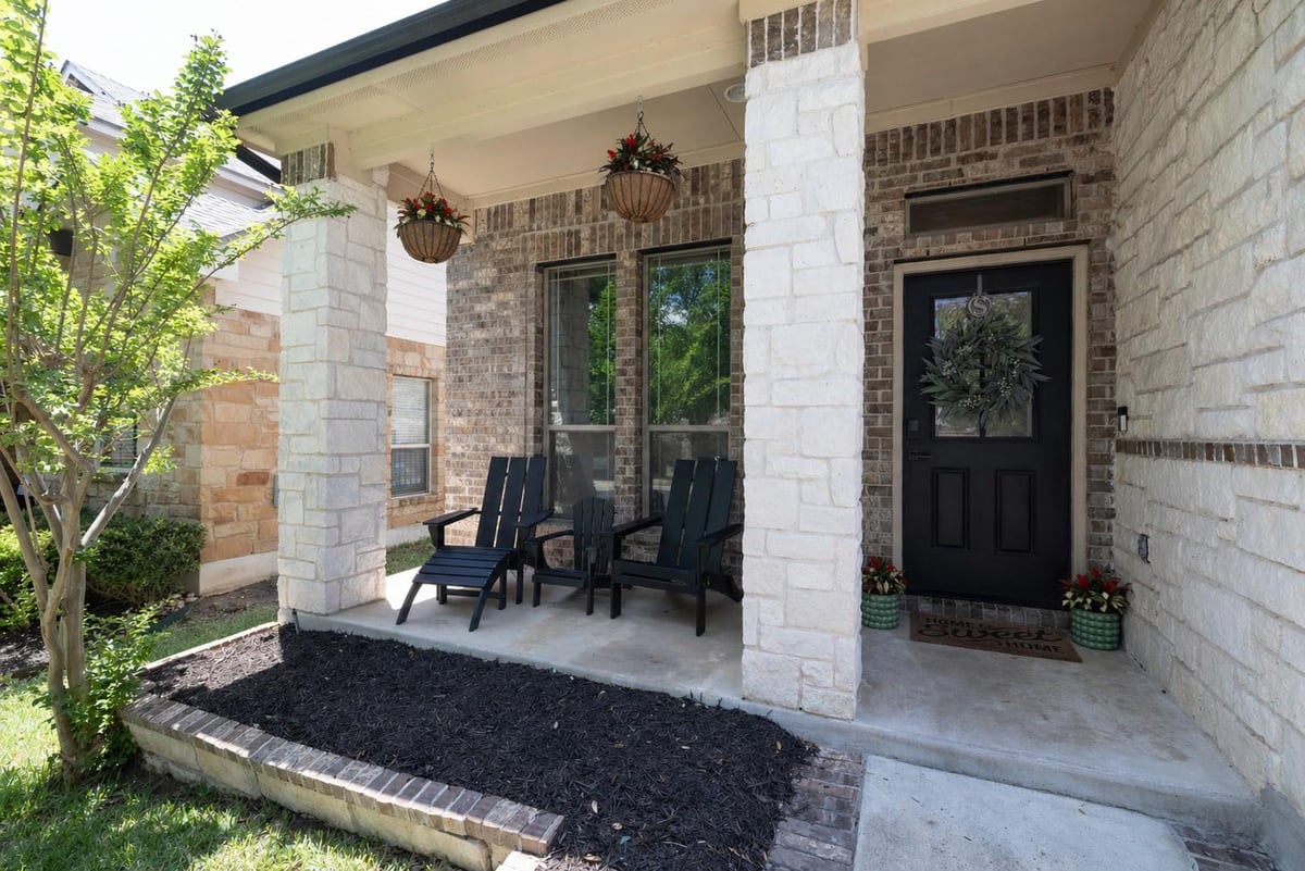 Living area at 1625 Greenside Dr - 5 bed 3 bath home