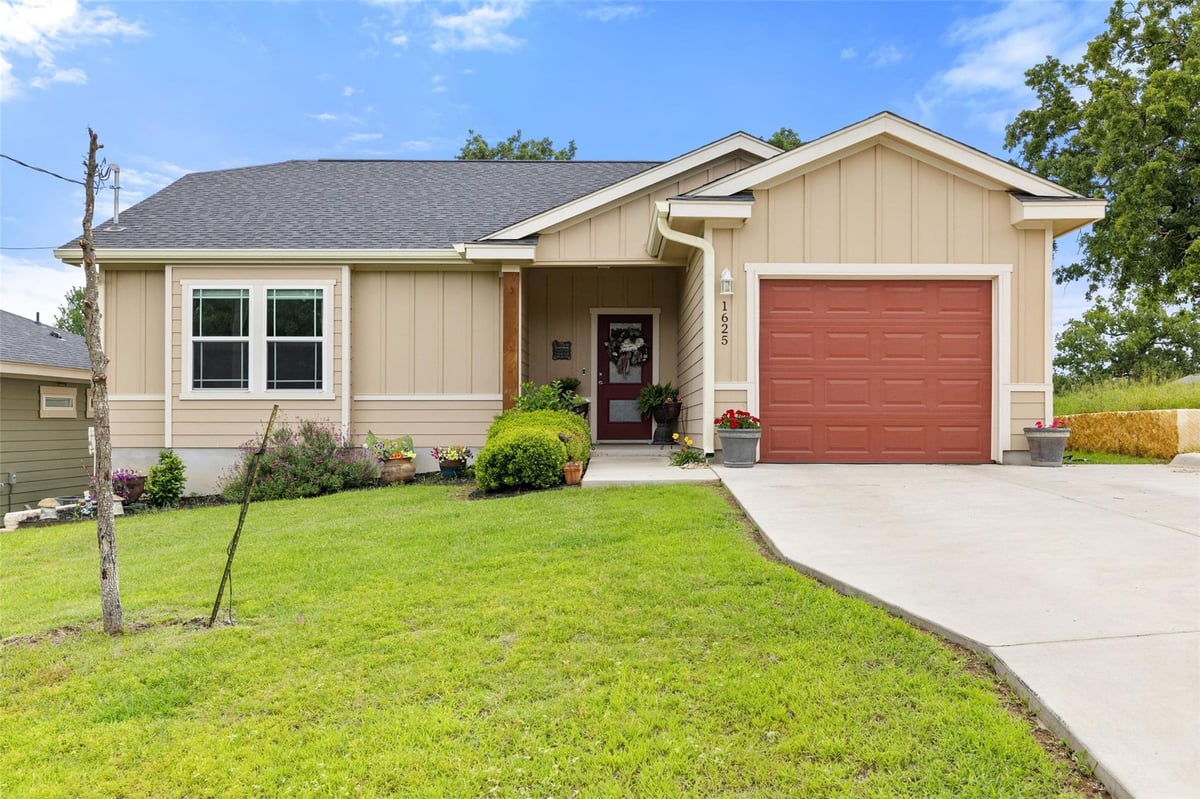 View 1625 Packsaddle TRL in Granite Shoals lake Shores 1625 Packsaddle TRL - front exterior - Luxury home in Granite Shoals lake Shores, Kingsland, TX