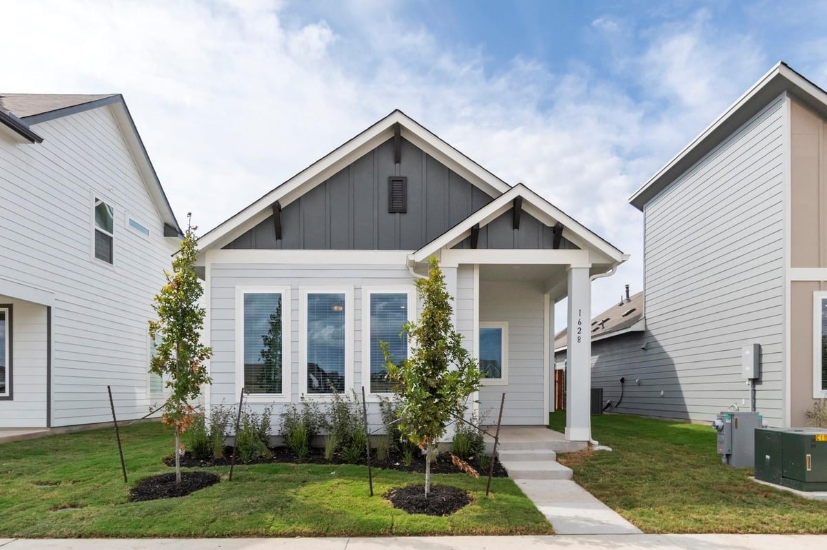 Living area at 1628 Esplanade Pkwy - 3 bed 2 bath home