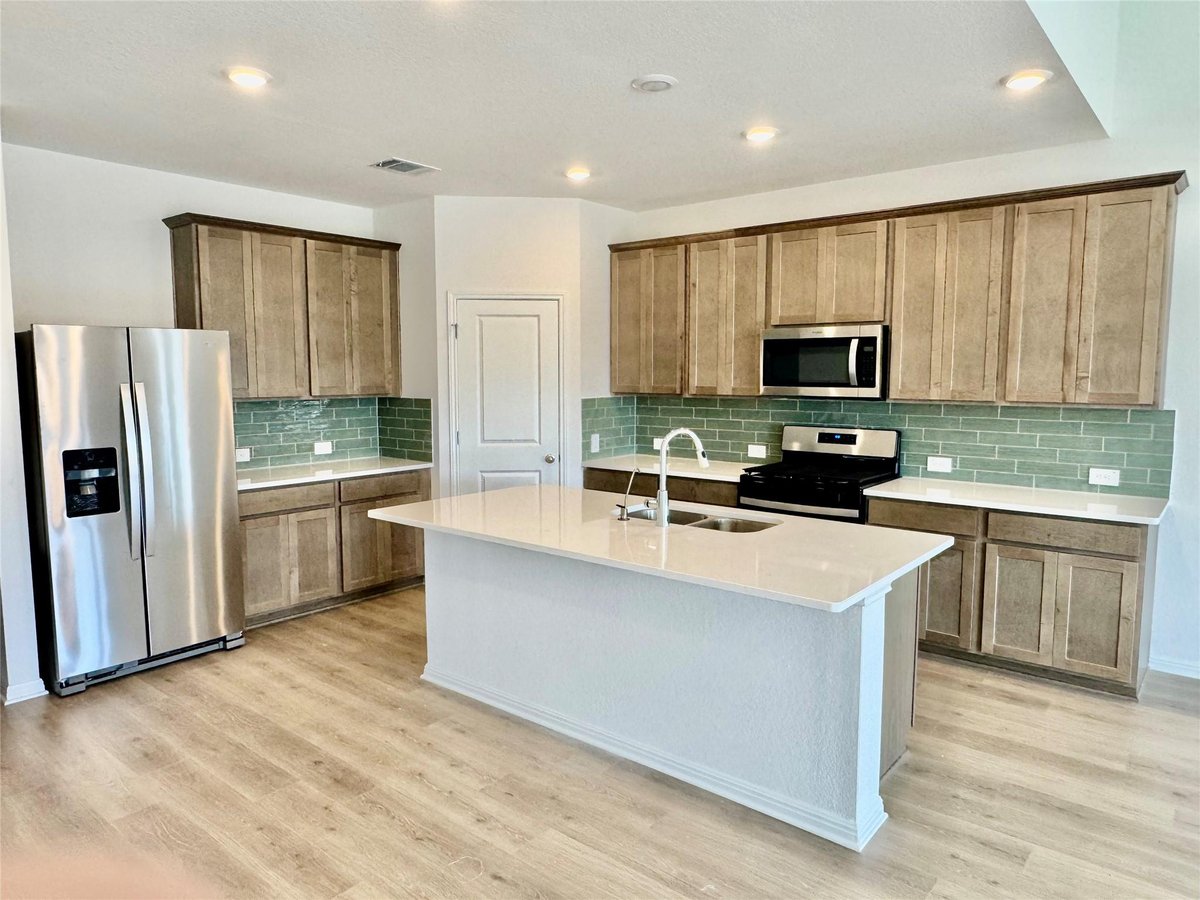 Living area at 163 Pendleton Dr - 5 bed 3 bath home