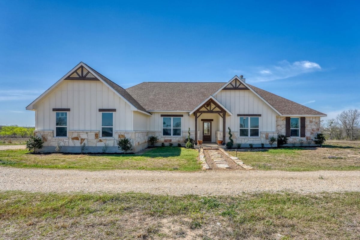 Living area at 1642 Scull Rd - 4 bed 3 bath home