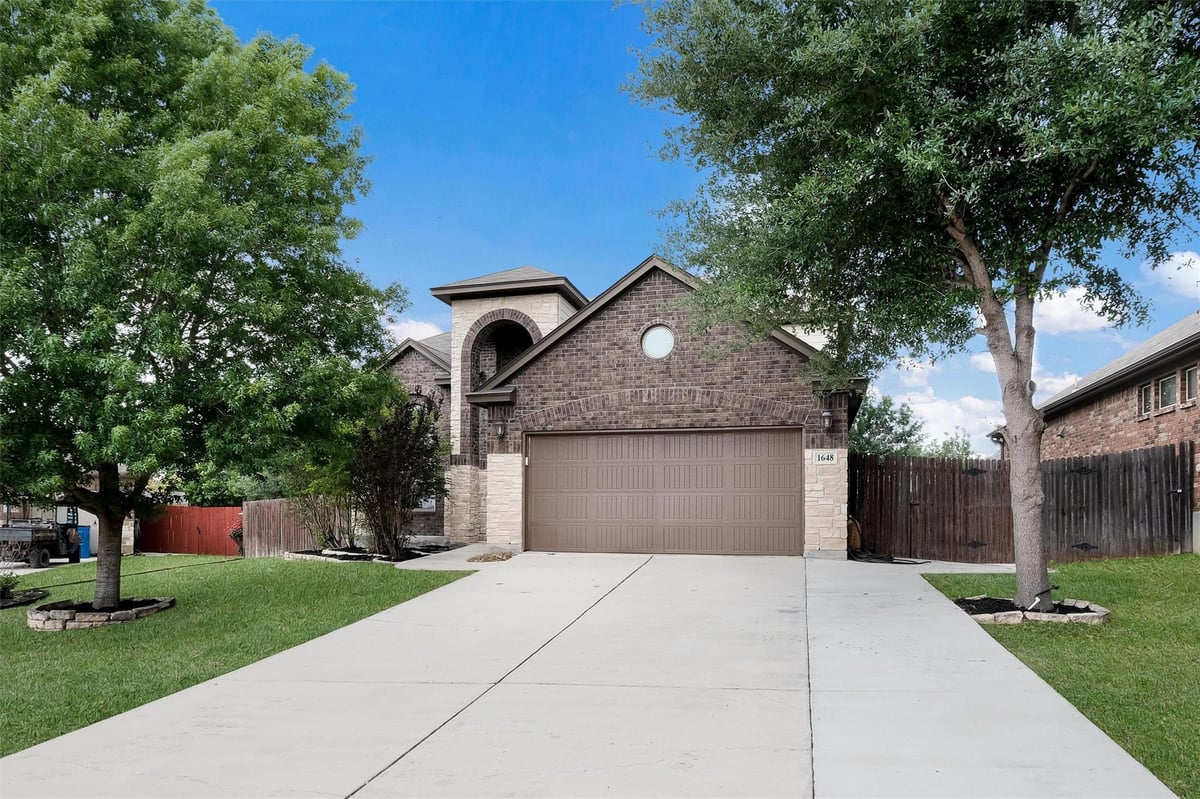 Living area at 1648 Sun Ledge Way - 5 bed 3 bath home