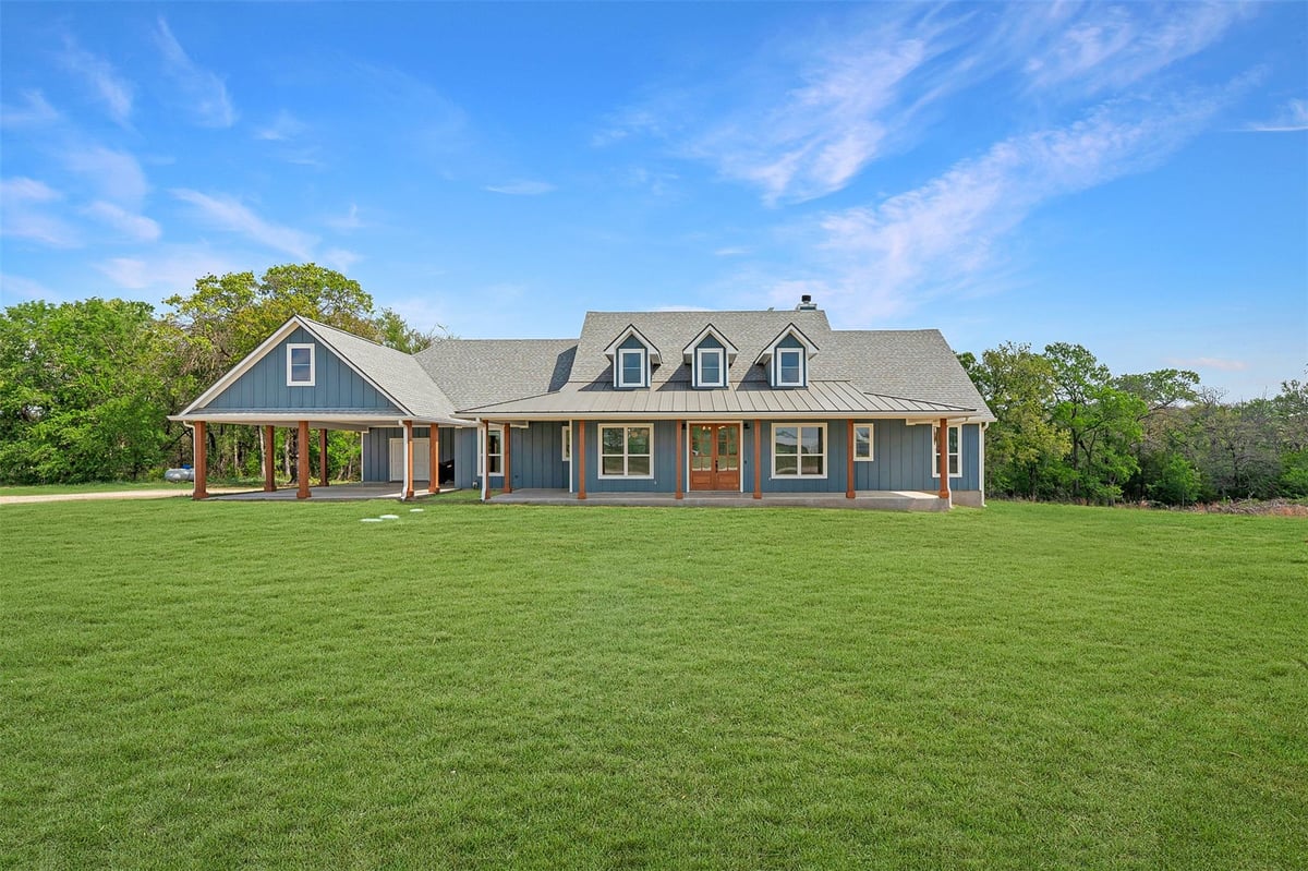 Living area at 1680 County Road 302 - 5 bed 3 bath home