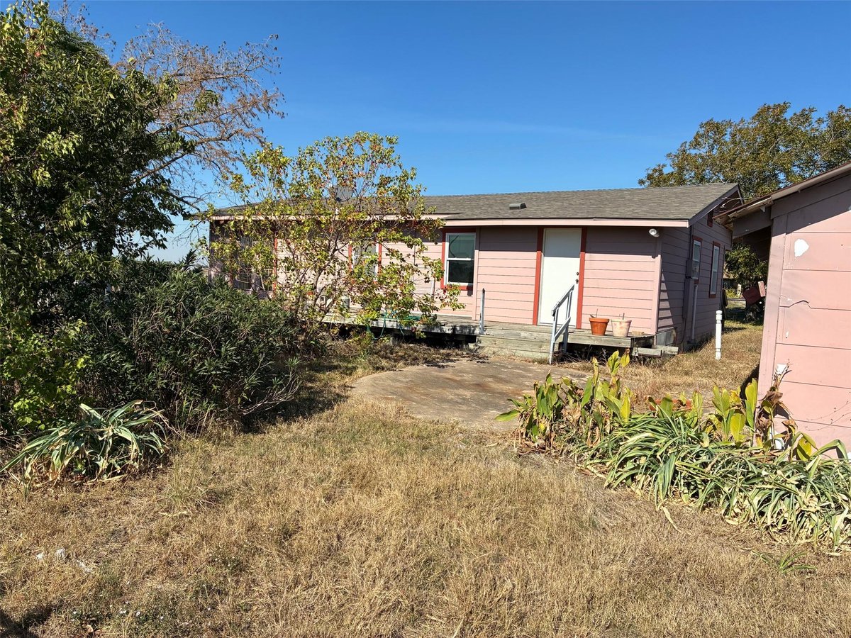 Living area at 16950 Fm 971 - Granger rural, Granger, TX
