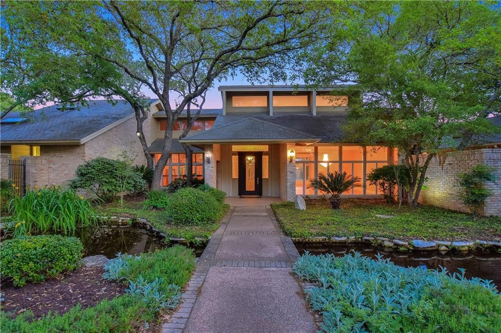 View 17 Cousteau Ln in Rob Roy 17 Cousteau Ln - property photo 1 - Luxury home in Rob Roy, Austin, TX