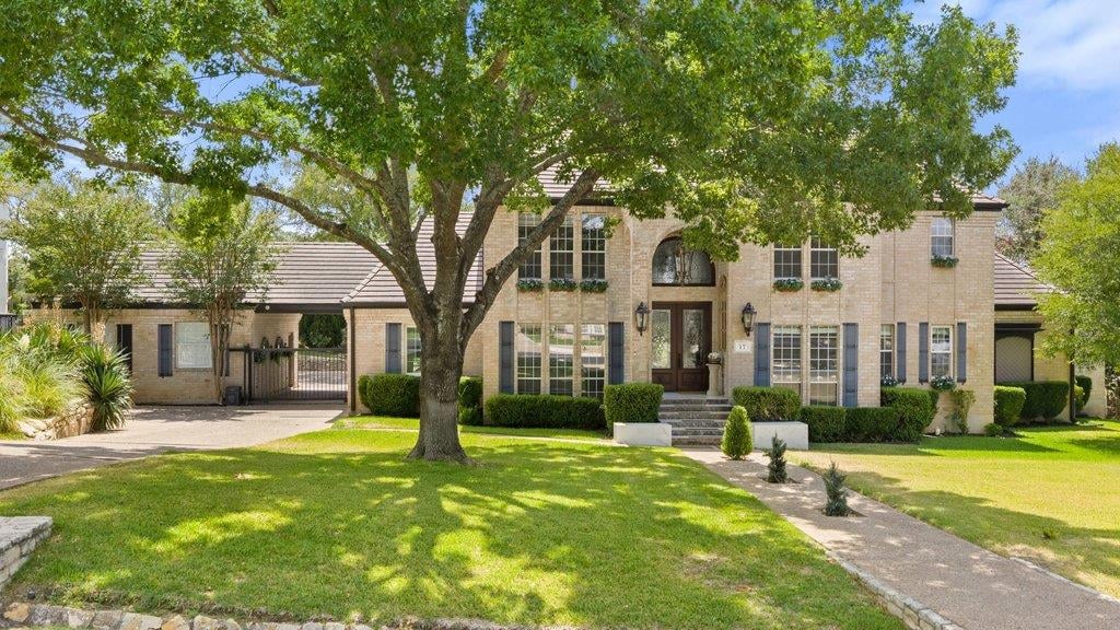 View 17 Hedgebrook WAY in Hills Lakeway Ph 09 17 Hedgebrook WAY - property photo 1 - Luxury home in Hills Lakeway Ph 09, The Hills, TX