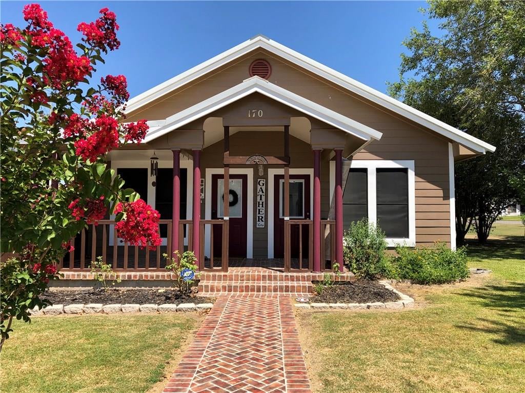View 170 Knox Ave 170 Knox Ave - front exterior - Luxury home in Giddings, TX