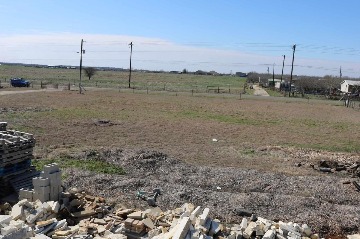 View 1700 Williamson Rd in RURAL NW LYTTON SPRGS- E OF HWY 183 AREA 1700 Williamson Rd - front exterior - Luxury lot in RURAL NW LYTTON SPRGS- E OF HWY 183 AREA, Lockhart, TX