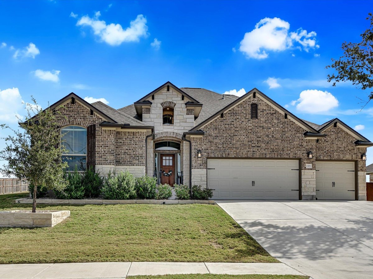 View 1701 Meadow Crest Dr in Mill Crk Spgs Ph X 1701 Meadow Crest Dr - property photo 1 - Luxury home in Mill Crk Spgs Ph X, Salado, TX