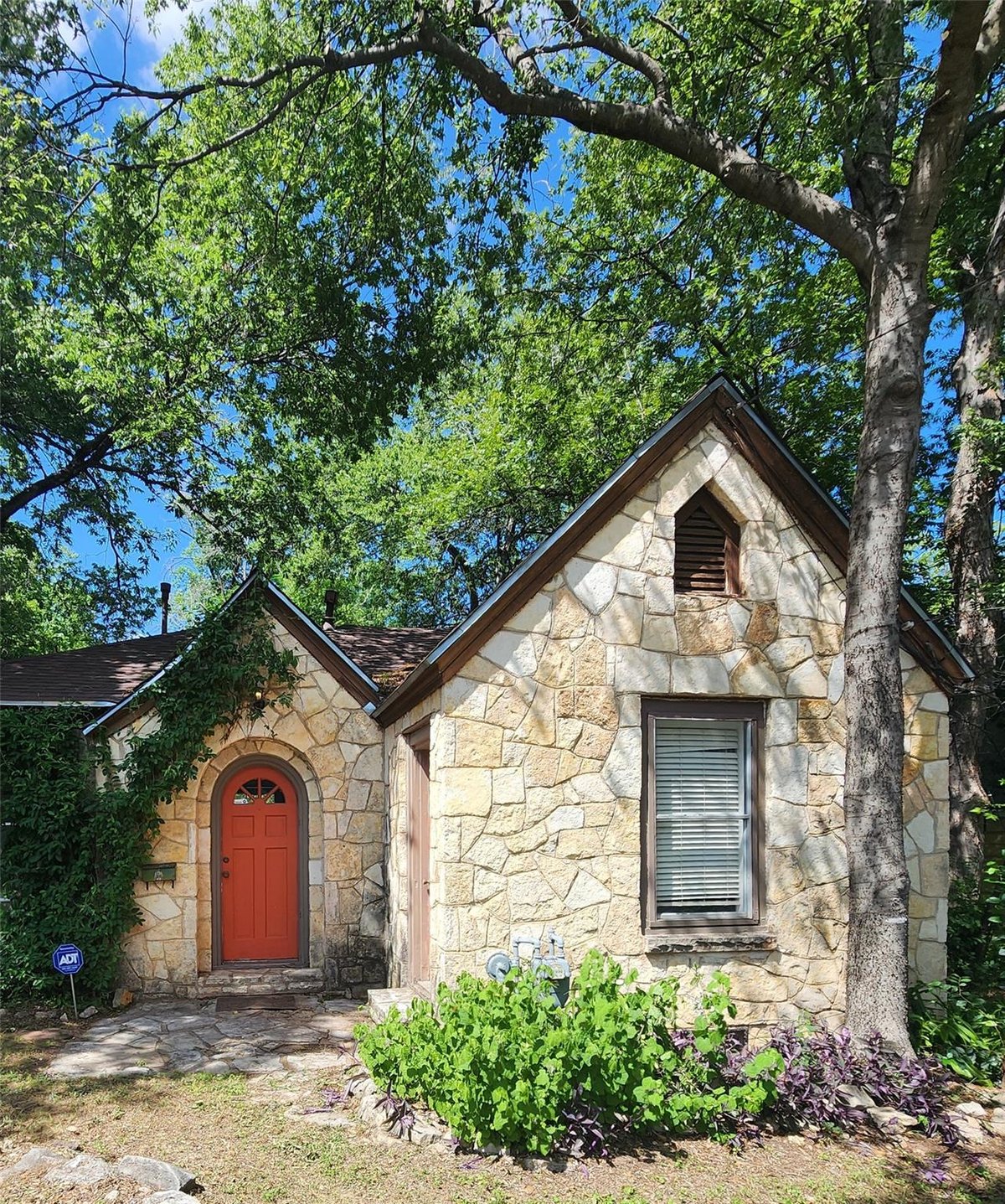 View 1704 Dexter ST in Barton Heights 1704 Dexter ST - property photo 1 - Luxury home in Barton Heights, Austin, TX