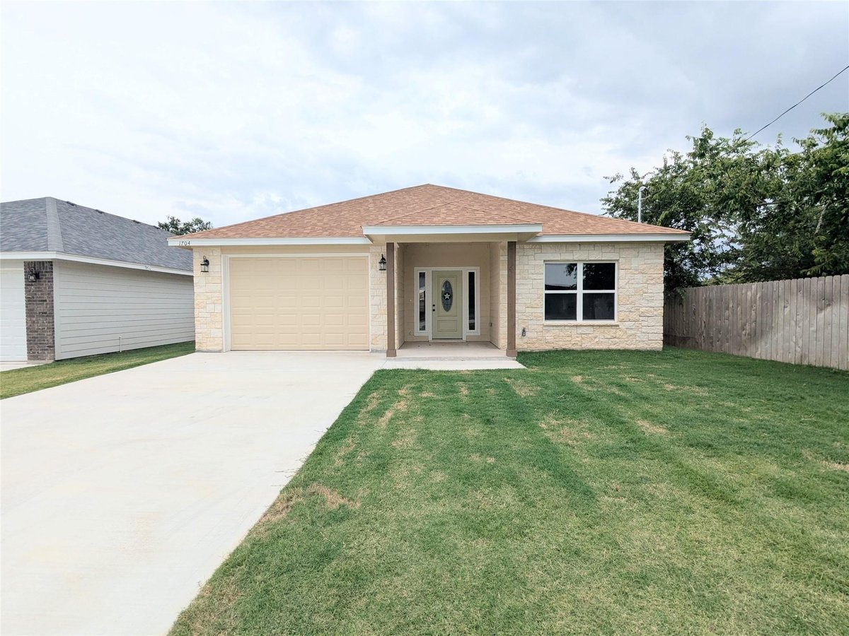 View 1704 E Avenue G in Whites 1704 E Avenue G - front exterior - Luxury home in Whites, Lampasas, TX