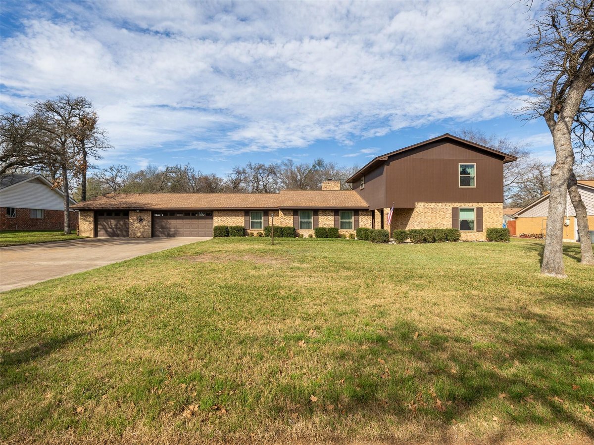 View 1704 Yokley Rd in Linwood Acres # 2 1704 Yokley Rd - front exterior - Luxury home in Linwood Acres # 2, Rockdale, TX