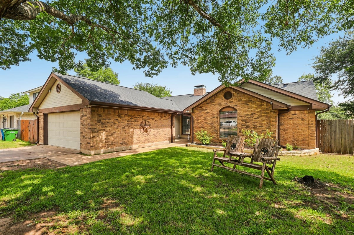 View 1705 Creek Bend Cir in Creekbend Sec 02 1705 Creek Bend Cir - property photo 1 - Luxury home in Creekbend Sec 02, Round Rock, TX