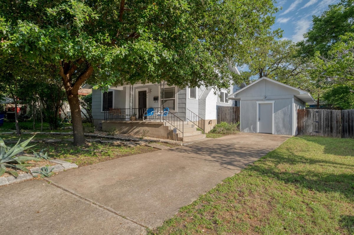 Living area at 1706 Pennsylvania Ave - 2 bed 2 bath home