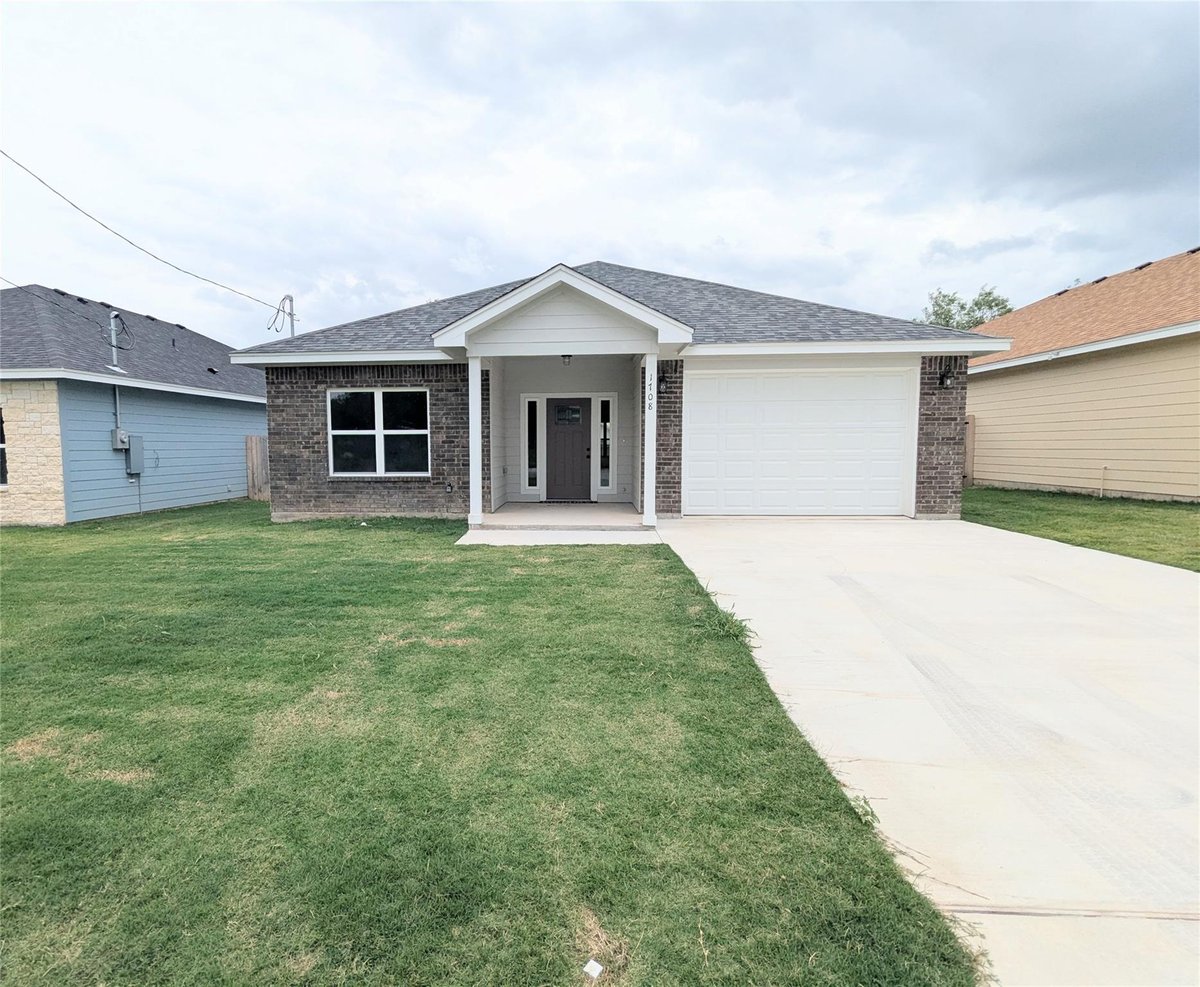View 1708 E Ave G in None 1708 E Ave G - front exterior - Luxury home in None, Lampasas, TX