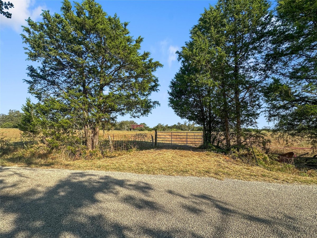 View 171 Flower Hill Rd in Barton, William 171 Flower Hill Rd - property photo 1 - Luxury lot in Barton, William, Smithville, TX