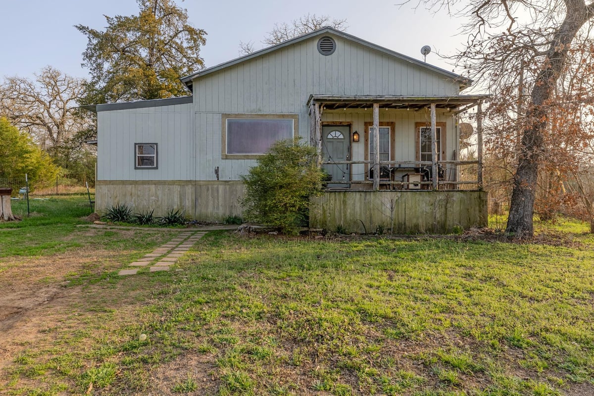 Living area at 171 Split Rail Ln - 2 bed 2 bath home