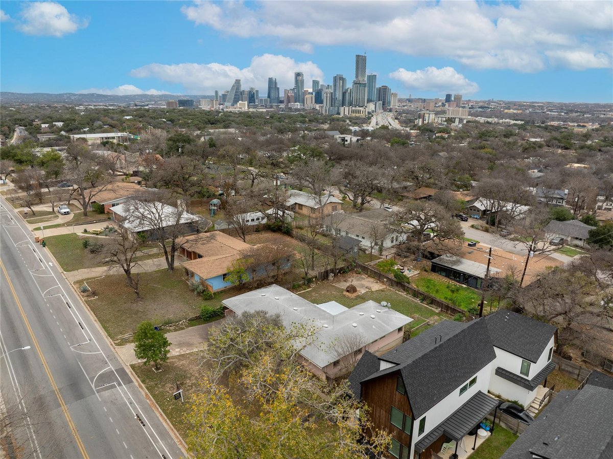 View 1710 Woodland Ave in Woodland Hills Sec 01 1710 Woodland Ave - property photo 1 - Luxury home in Woodland Hills Sec 01, Austin, TX