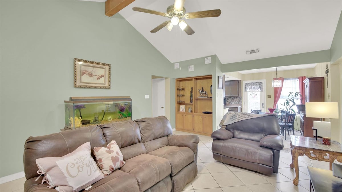Living area at 1713 Parkside Cir - 3 bed 2 bath home