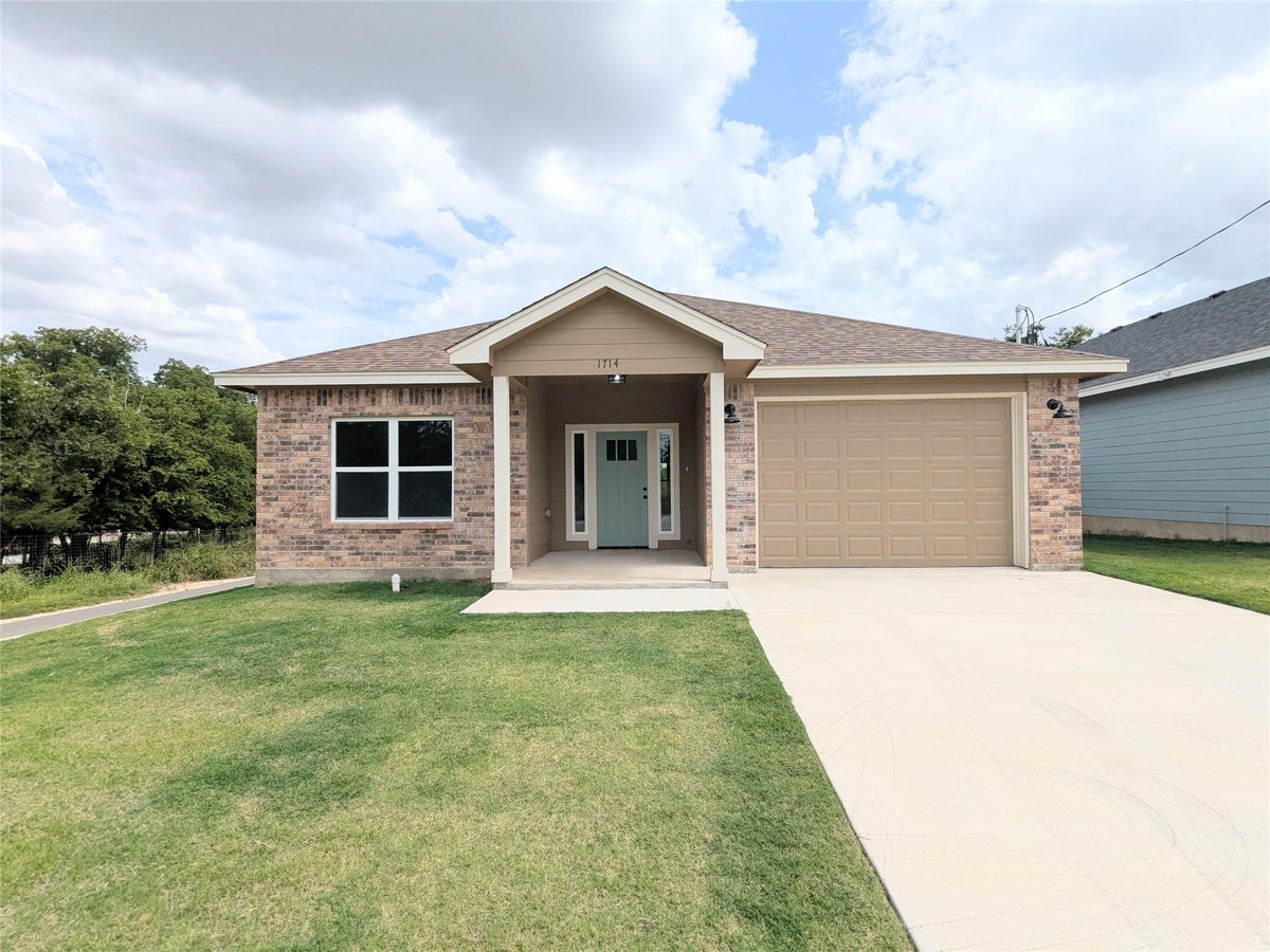 View 1714 E Avenue G in Whites 1714 E Avenue G - front exterior - Luxury home in Whites, Lampasas, TX