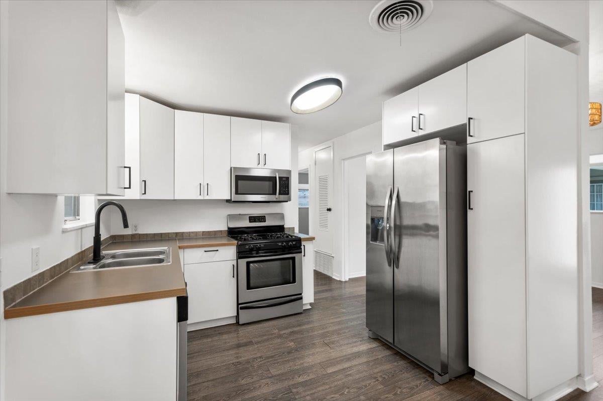 View 1717 Bluebonnet LN Unit #B in Woods Isaac 1717 Bluebonnet LN Unit #B - property photo 1 - Luxury home in Woods Isaac, Austin, TX