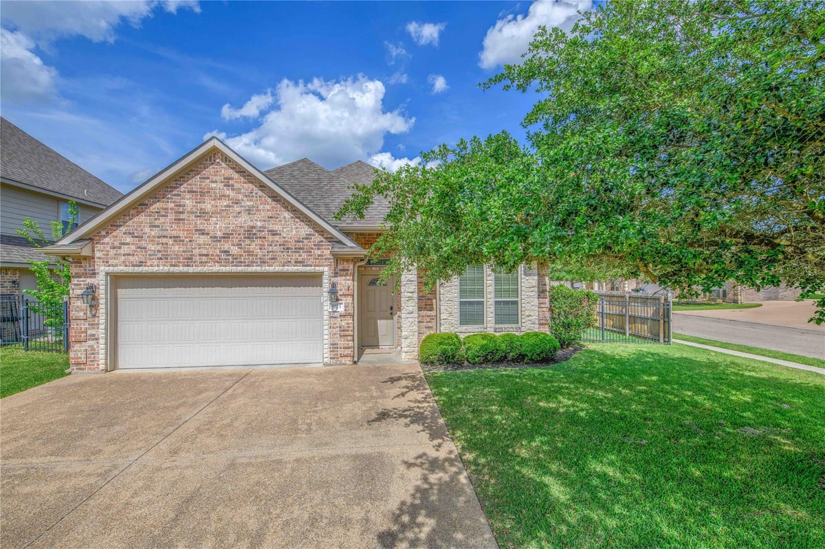 Living area at 1723 Creekside Cir - 3 bed 2 bath home