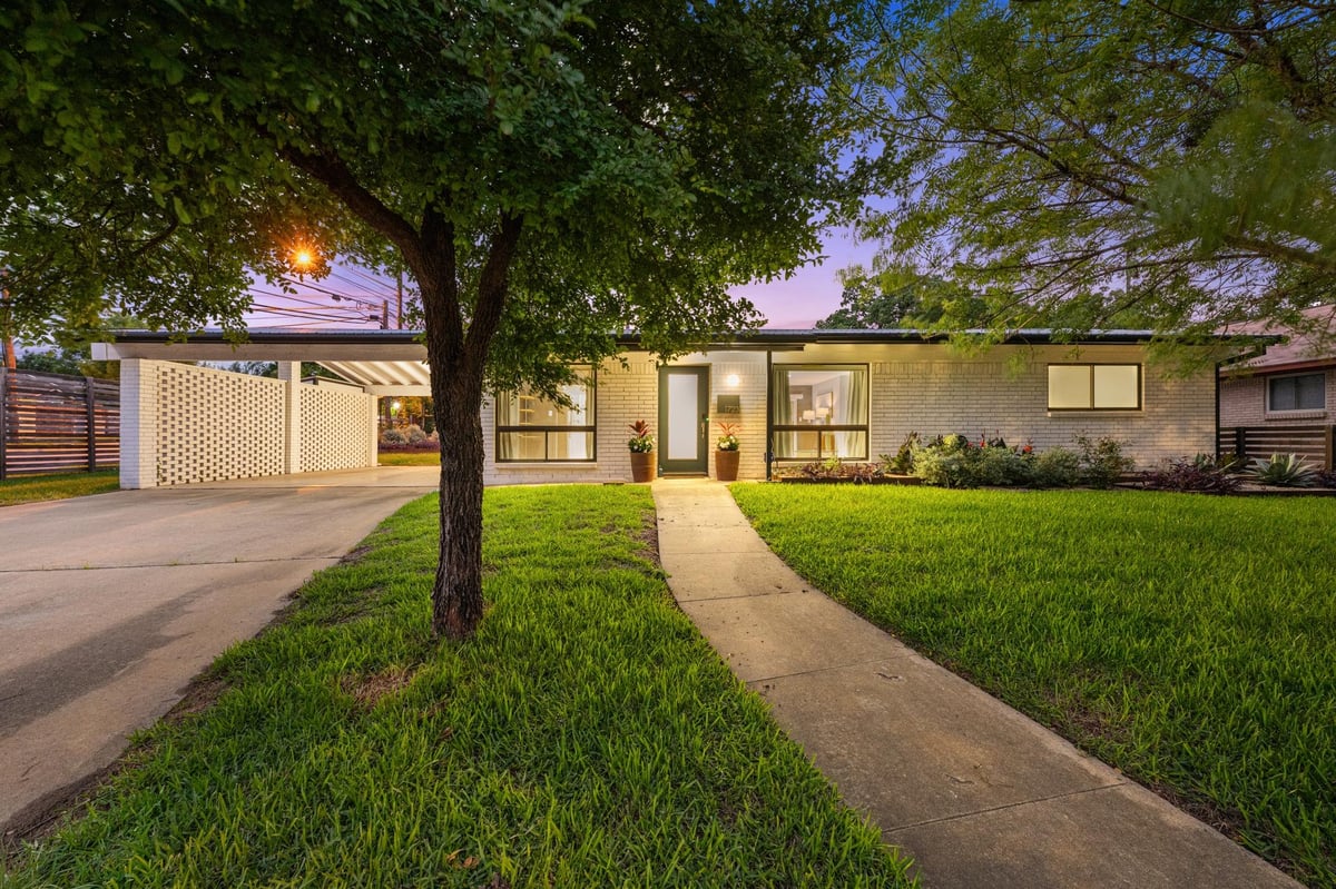 View 1723 Fawn DR in Fawn Ridge Sec 02 1723 Fawn DR - property photo 1 - Luxury home in Fawn Ridge Sec 02, Austin, TX