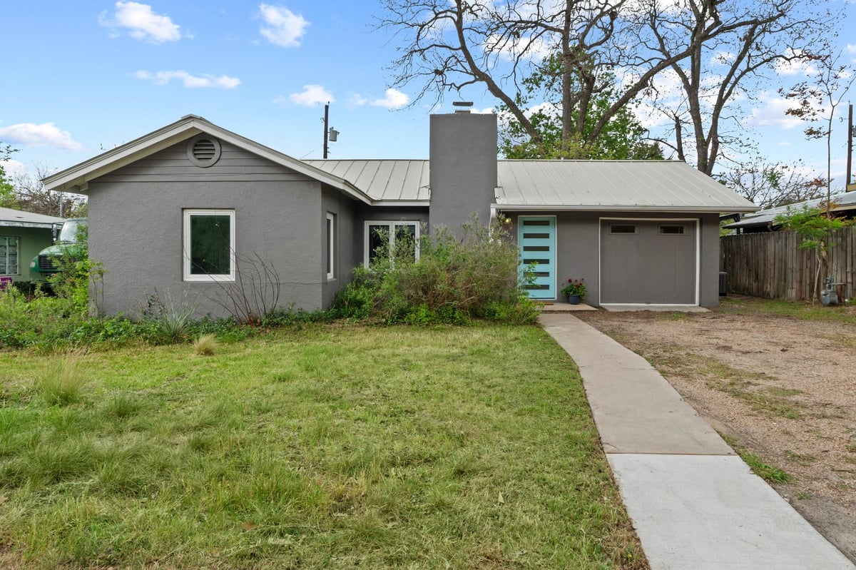 Living area at 1727 38th 1/2 St - 3 bed 1 bath home