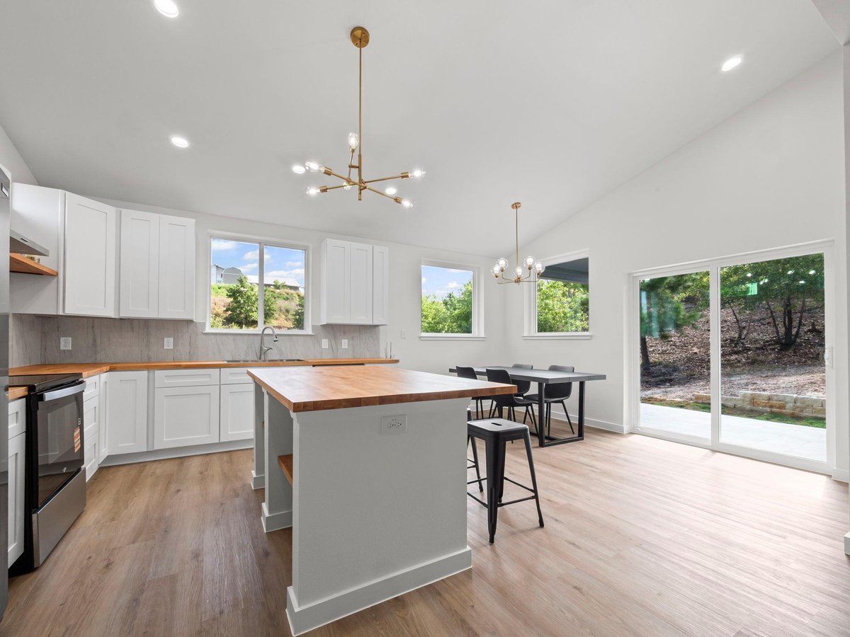 Living area at 173 Kahalulu Dr - 4 bed 2 bath home