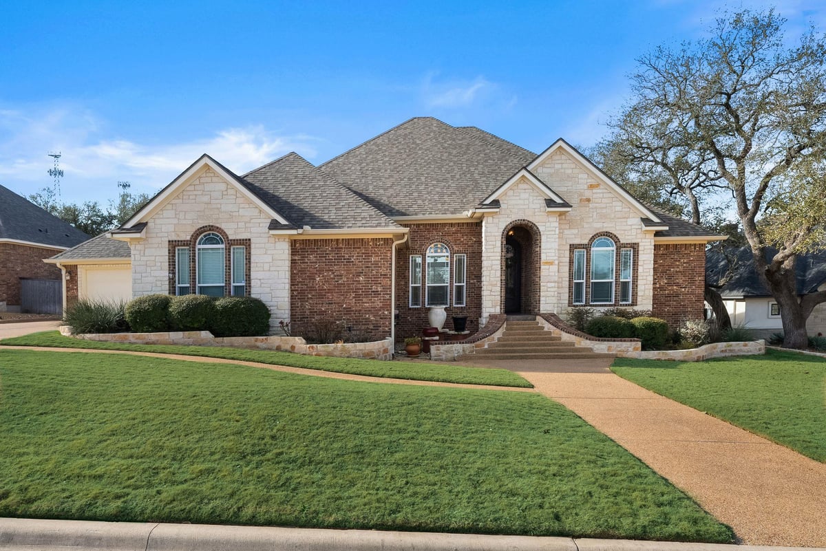 Living area at 1735 Alta Vista Loop - 3 bed 3 bath home