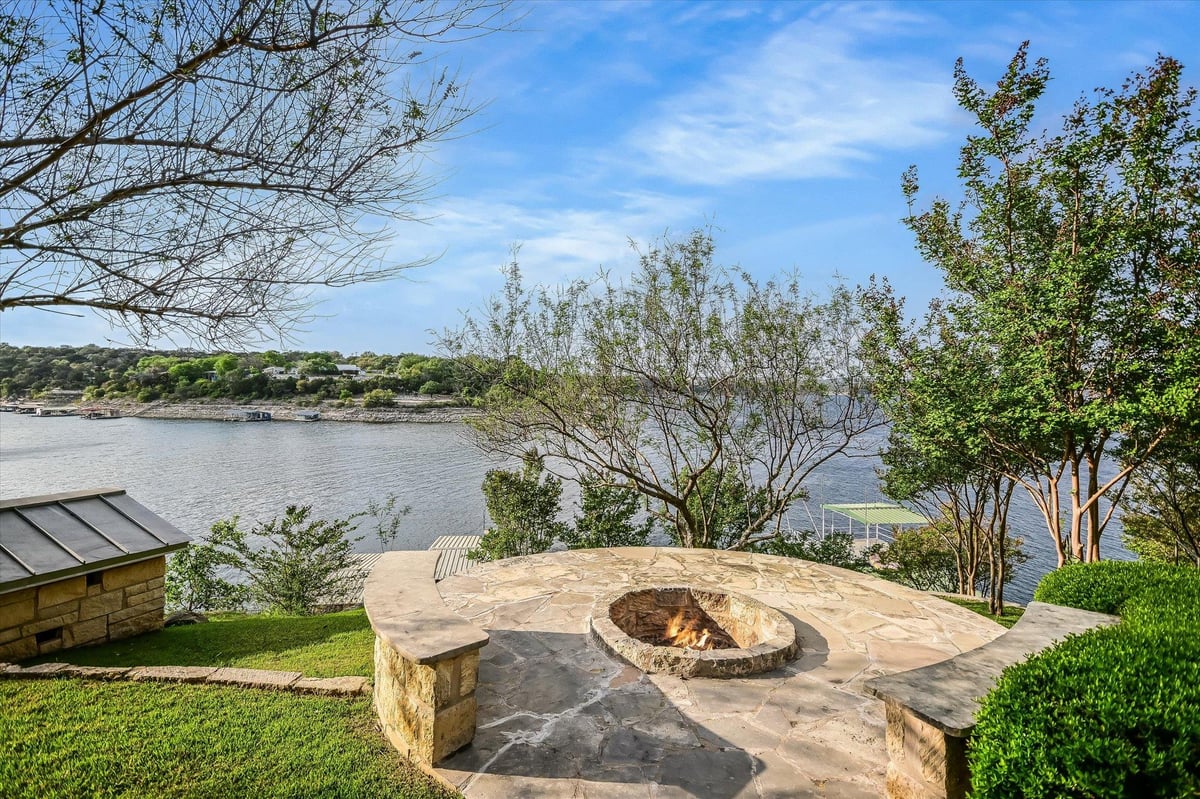 17510 Whippoorwill Trl - front exterior - Luxury home in Lodge Acres, Lago Vista, TX