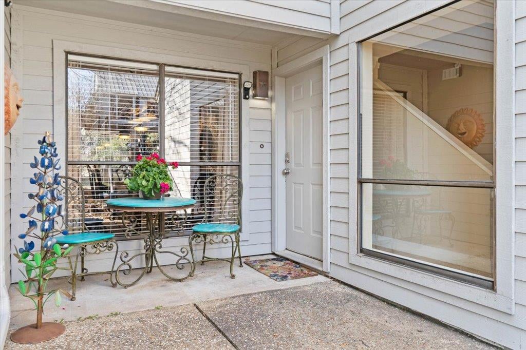 Living area at 176 World Of Tennis Sq - 3 bed 3 bath home