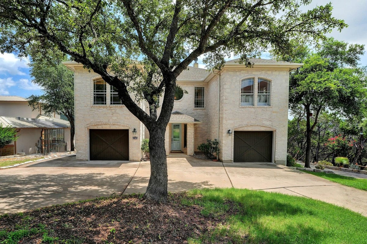 Living area at 17902  Crystal Cv - 5 bed 2 bath home