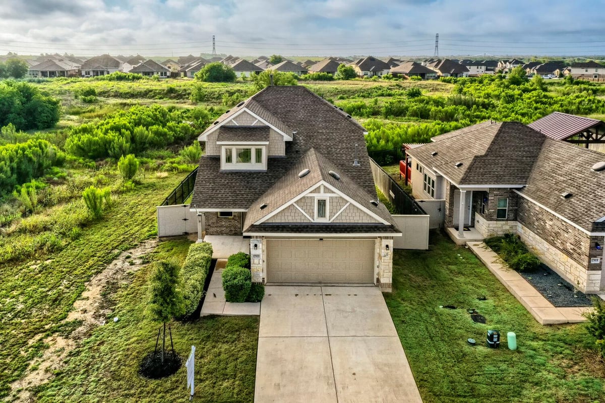 17921 Cipresso WAY - front exterior - Luxury home in SORENTO CONDOMINIUMS, Pflugerville, TX