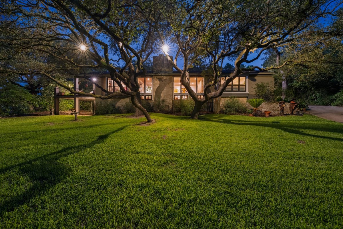 View 18 Sundown Pkwy in Westlake Oaks 18 Sundown Pkwy - front exterior - Luxury home in Westlake Oaks, Austin, TX