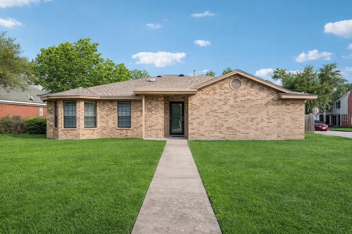 View 1800 Cedarlawn St in Greenlawn Sec 01 1800 Cedarlawn St - front exterior - Luxury home in Greenlawn Sec 01, Taylor, TX